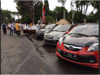 Komunitas Brio Bagi Takjil di Alun-Alun Bojonegoro