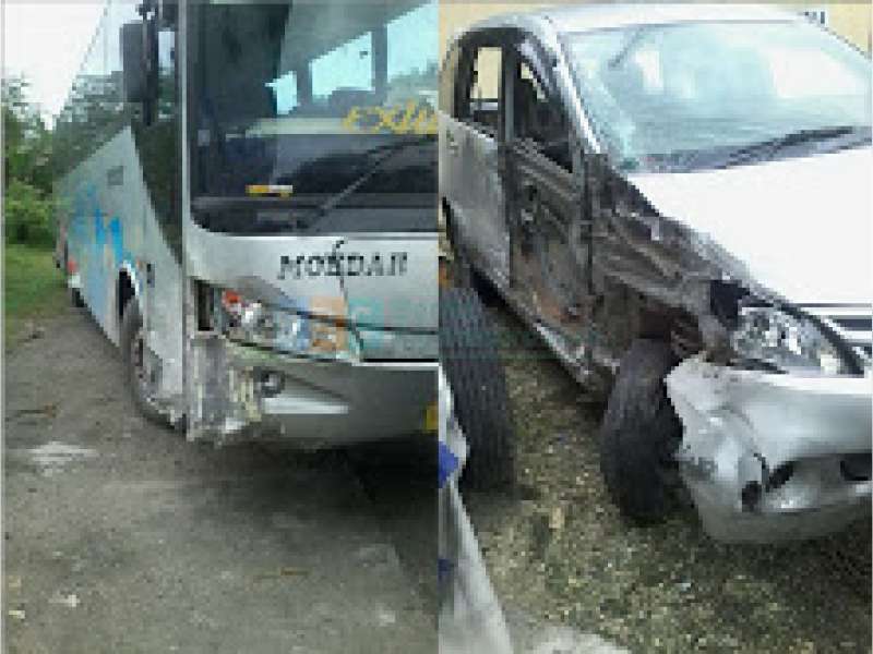 Ban Meletus, Mobil Avansa Serempet Bus Moedah di Ngemplak, Baureno