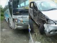 Ban Meletus, Mobil Avansa Serempet Bus Moedah di Ngemplak, Baureno