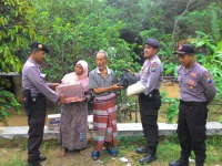 Polsek Singgahan Bantu Korban Banjir Kali Kening