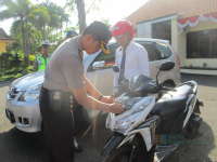 Kapolres Tempeli Kendaraan Anggota dengan Stiker Polri