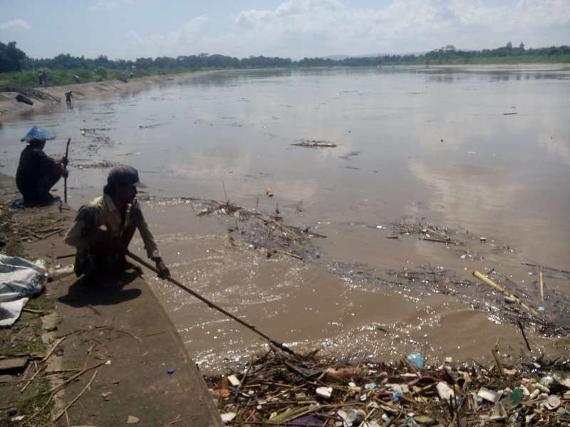 Warga Mengais Rezeki Mengumpulkan Botol Bekas di Bendung Gerak