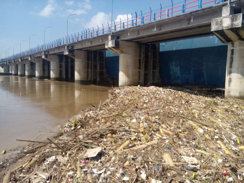 Tumpukan Sampah Menggunung di Bendung Gerak