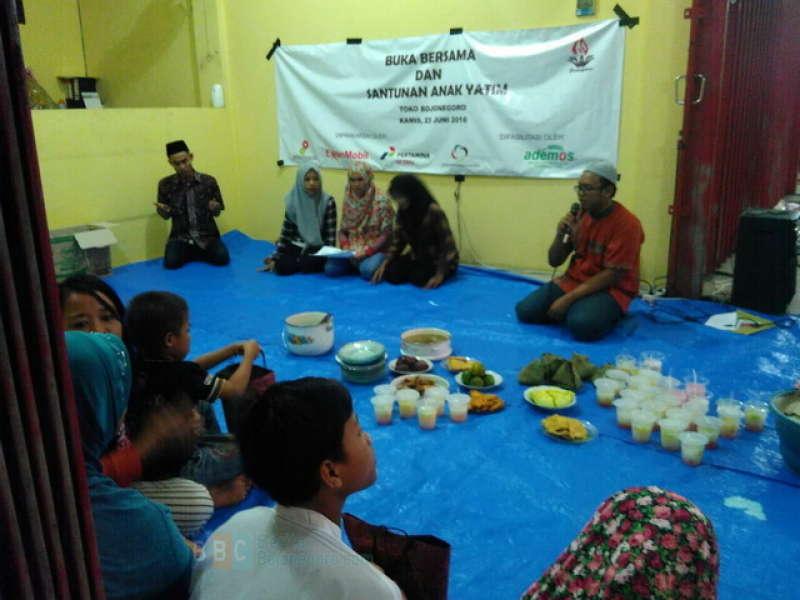 Toko Batik Bojonegoro Bukber Bersama Anak Yatim