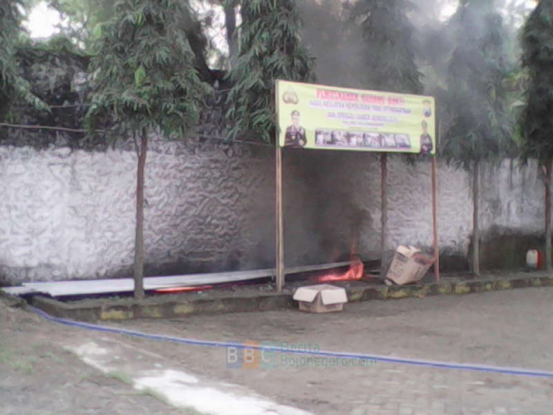 Ratusan Liter Miras dan Ribuan Gendel Petasan Dimusnahkan