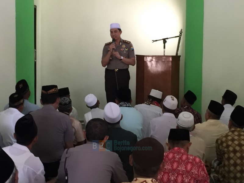 Kapolres Salat Jumat dan Berceramah di Masjid Al Muttaqien Balen