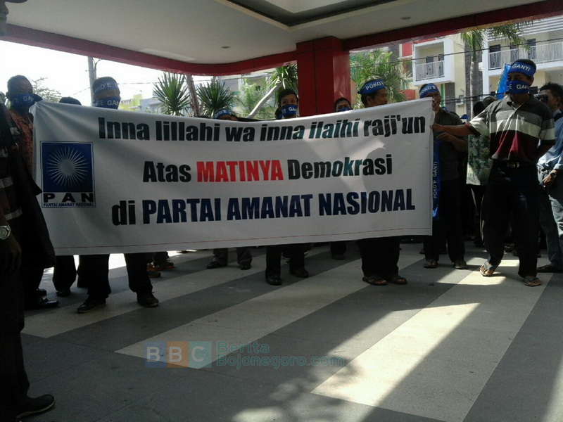 Aksi Protes Kader PAN