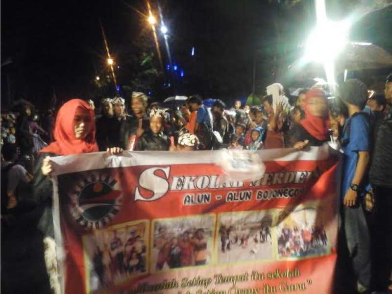 Meski Hujan, Ribuan Penonton Banjiri Festival Oklik 2016