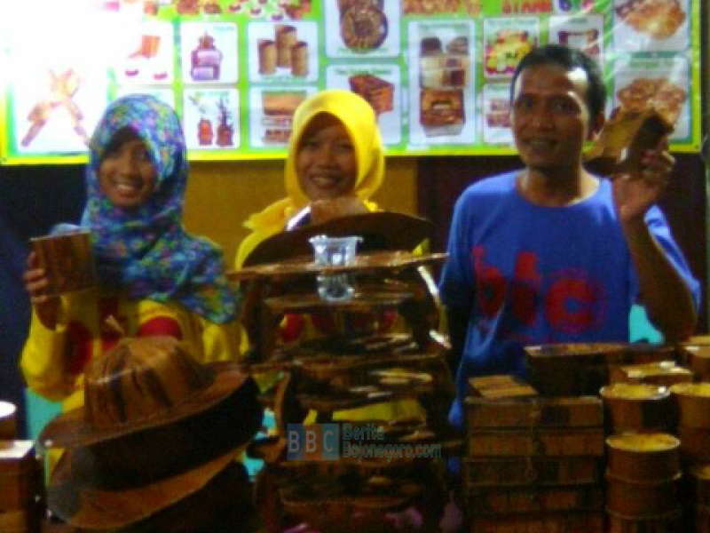 Perajin Pelepah Pisang  Kewalahan Layani Pesanan