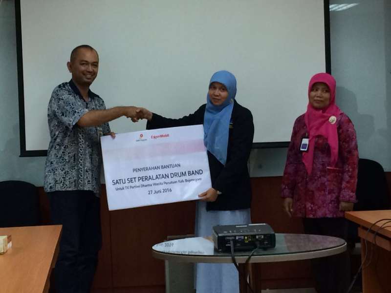 EMCL Serahkan Bantuan 210 Set Meja dan Kursi