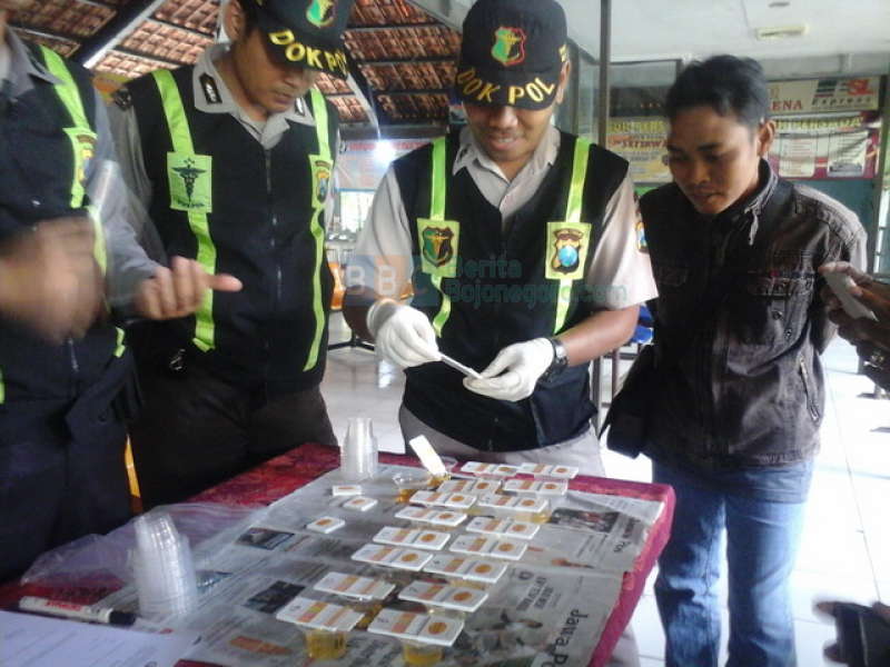 Sopir Bus di Terminal Rajekwesi Jalani Tes Urine