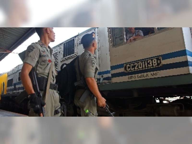 Brimob Jaga Keamanan di Stasiun Besar Bojonegoro