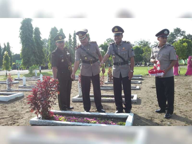 Upacara Ziarah Kubur di Tiga TMP