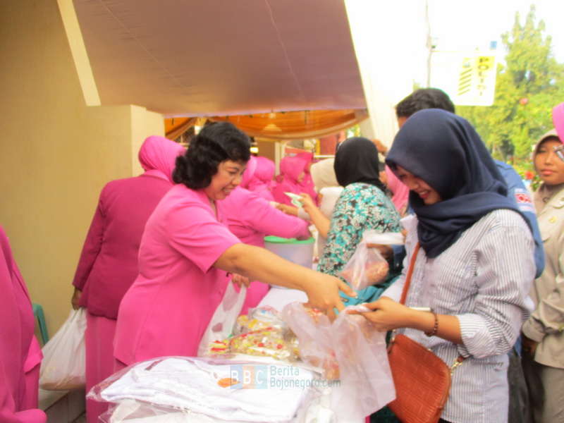 Pasar Murah Bhayangkari Diserbu Pembeli