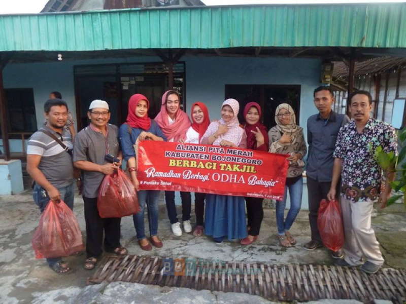 Aliansi Pita Merah Bagi Takjil di Eks Lokalisasi Kalisari