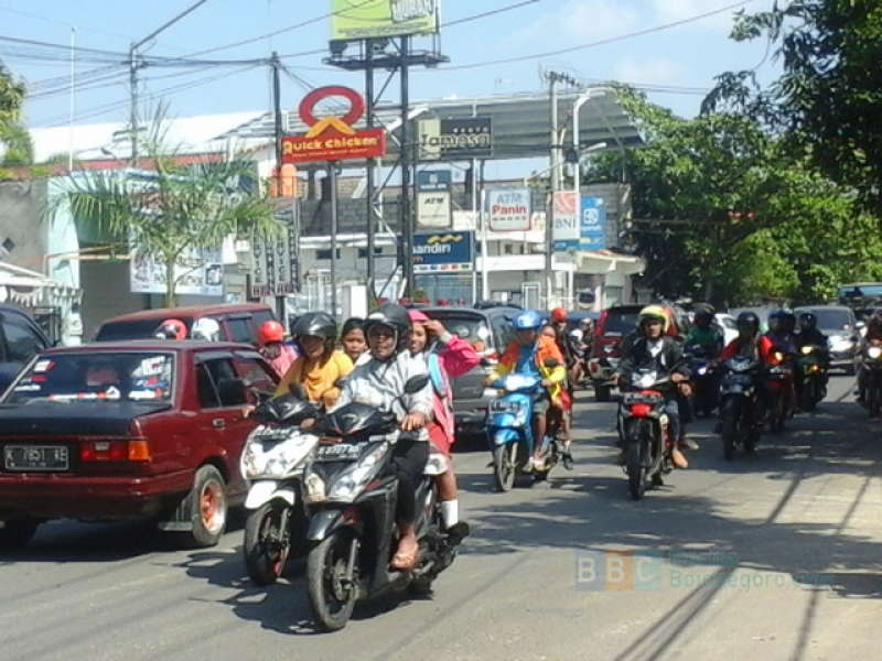 Jalanan Depan Swalayan Mulai Macet