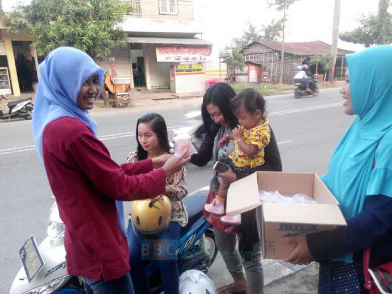 KOPRI Bagikan Takjil dan Stiker Pendidikan ke Masyarakat
