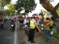 Sopir Ugal-Ugalan, Bus Hajar Pengendara Motor di Sumberrejo