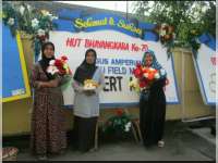 Ambil Zakat, Ibu-Ibu Juga Sempat Ambil Bunga Ucapan HUT Polres Bojonegoro