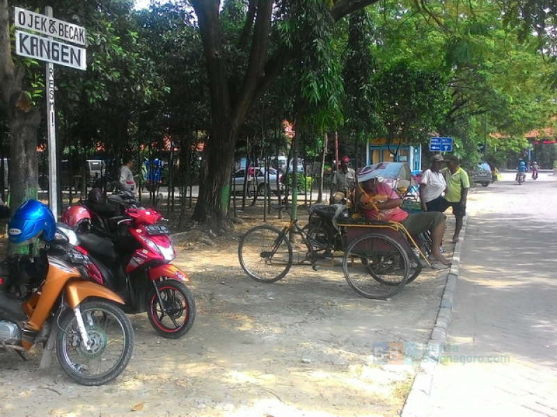 Sepinya Penumpang Tukang Ojek Terminal Rajekwesi