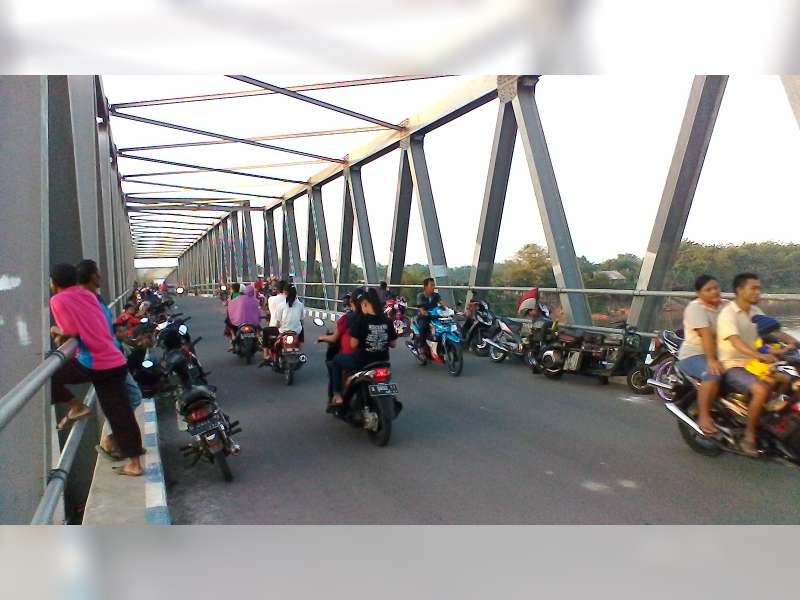 Disamping Pemudik, Jembatan Padangan Juga Digunakan Nongkrong