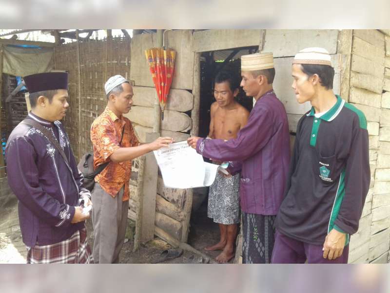 Alumnus Ponpes Al-Charis Kendal Salurkan Zakat ke Berbagai Tempat