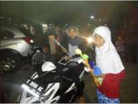 Tanggapi Ledakan Bom, Anak-anak Ngrowo Takbir Keliling Sambil Bagikan Bunga