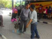 Berkah Bagi Kuli Panggul di Terminal Saat Arus Mudik
