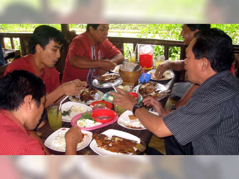 Pusat Kuliner di Padangan Diserbu Pemudik