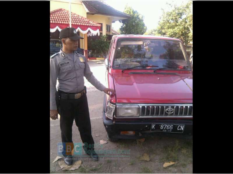 Pengemudi Pingsan Mendadak, Mobil Tabrak Dua Kendaraan di Jalan Raya Gayam