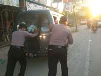 Bantu Dorong Mobil Pemudik