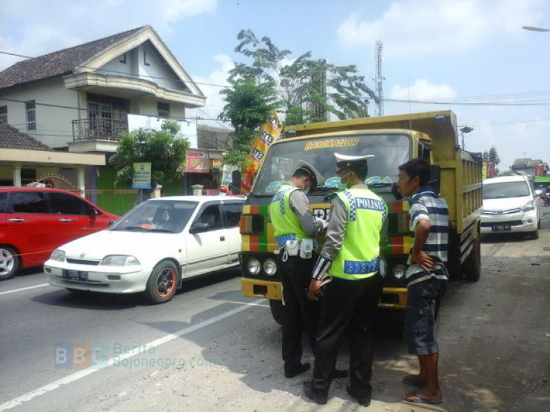 Polisi Tilang Truk yang Melintas di Jalur Mudik