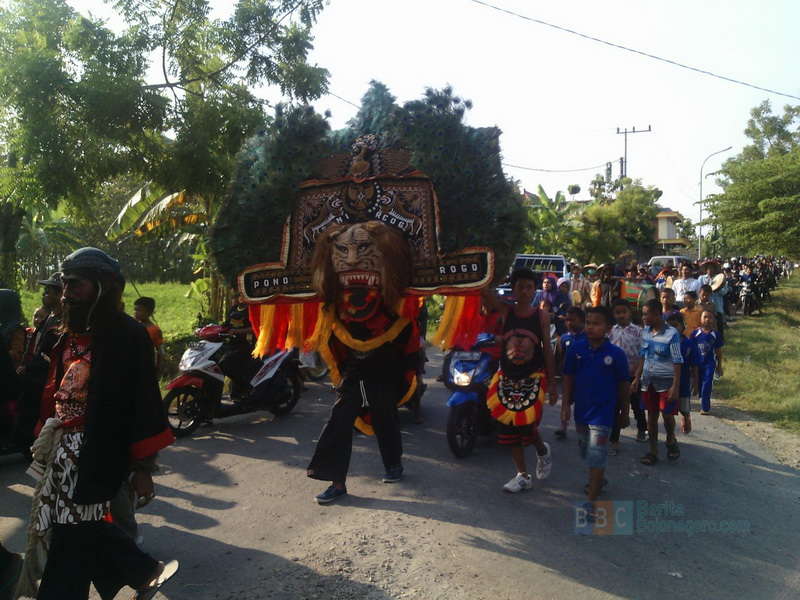 Seni Reog Masih Jadi Tontonan Menarik Warga