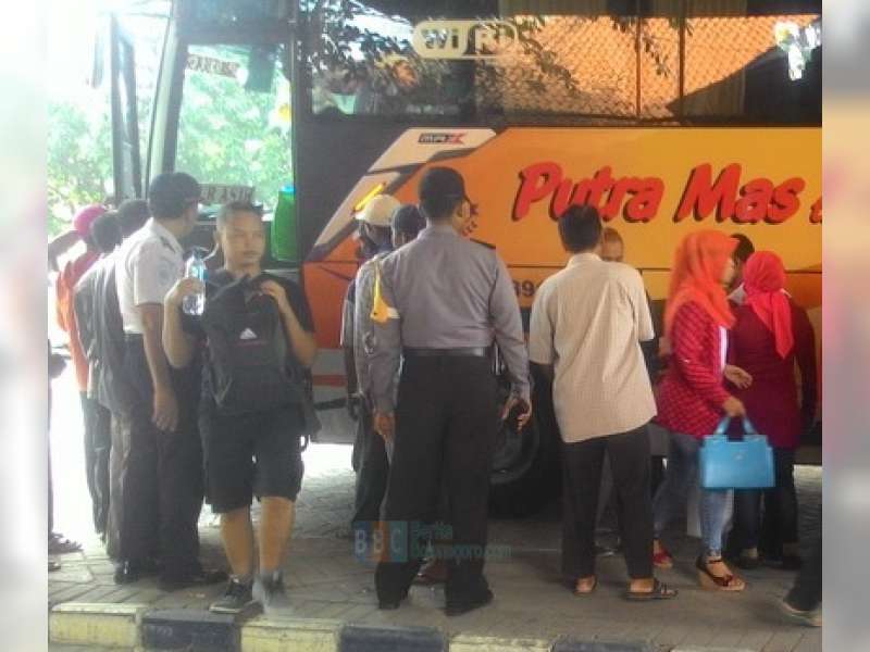 Hari Ini Penumpang Bus di Terminal Rajekwesi Bojonegoro Capai 5.000 Orang