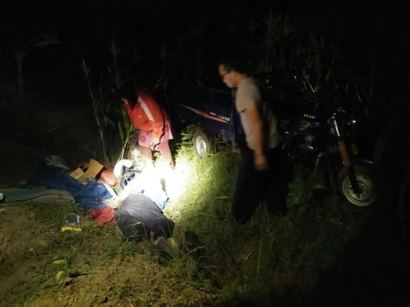 Diduga Mengantuk, Pengendara Motor Roda Tiga Terjun ke Sawah