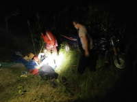 Diduga Mengantuk, Pengendara Motor Roda Tiga Terjun ke Sawah