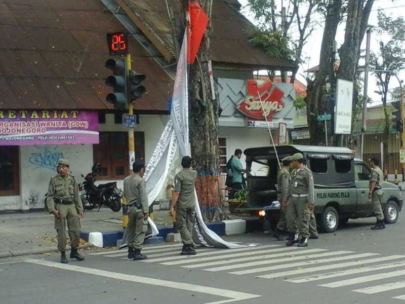 Satpol PP Tertibkan Spanduk dan Banner Ucapan Hari Raya