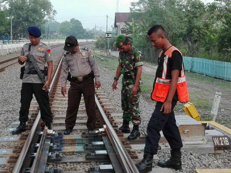 Petugas PAM Stasiun Kapas Mengecek Kondisi Rel dan Wesel