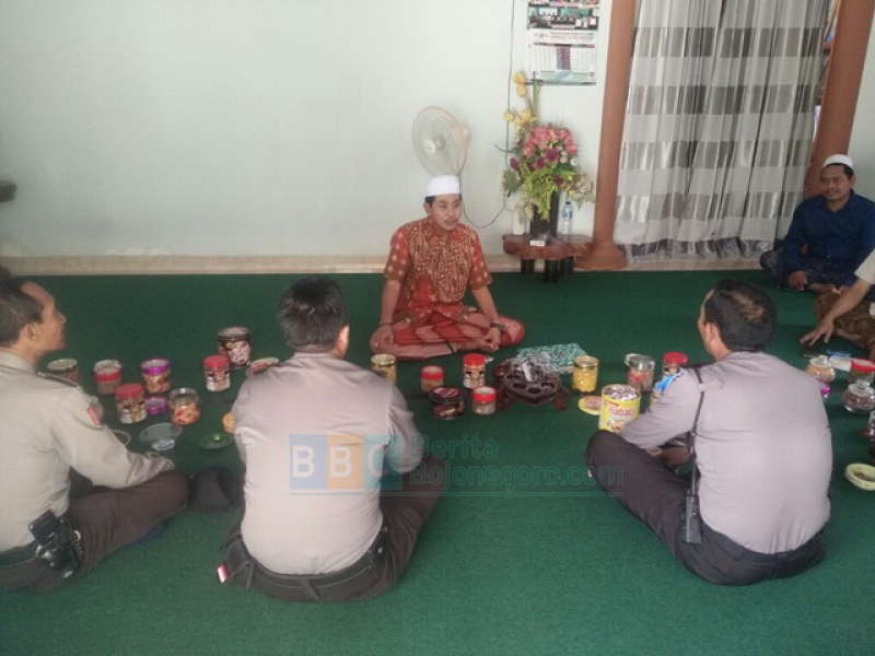 Kapolsek Kanor Kunjungi Kiai Anwar Zahid