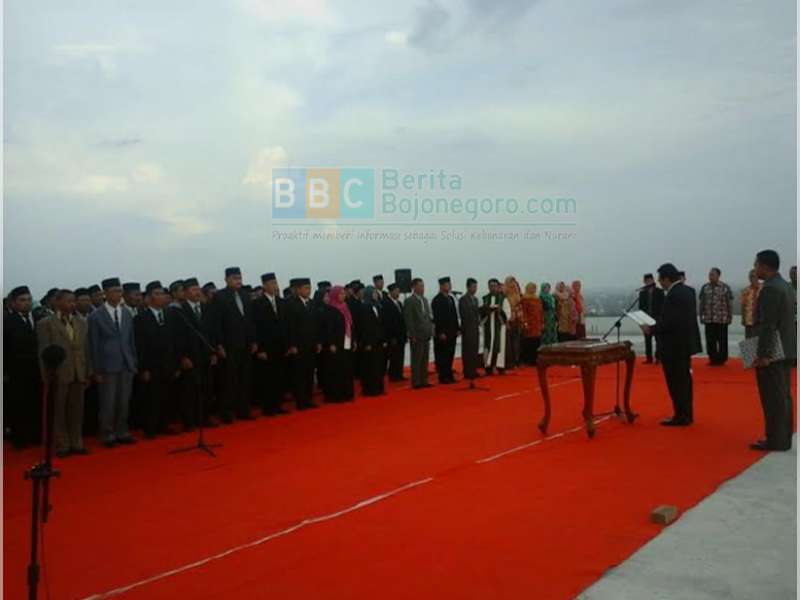 Bupati Suyoto Lantik 130 PNS di Atap Gedung  Pemkab