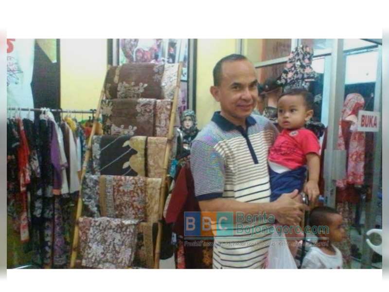 Isi Waktu Luang Bareng Cucu Pilih Batik Jonegoro
