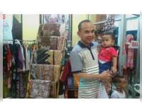 Isi Waktu Luang Bareng Cucu Pilih Batik Jonegoro
