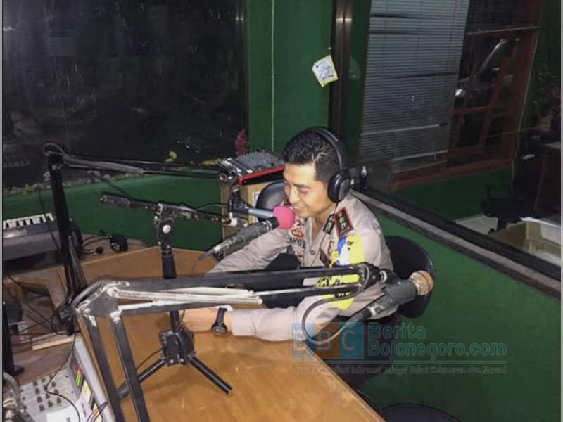 Tingkatkan Keterbukaan Layanan Masyarakat, Kapolres Mengudara Lewat Radio