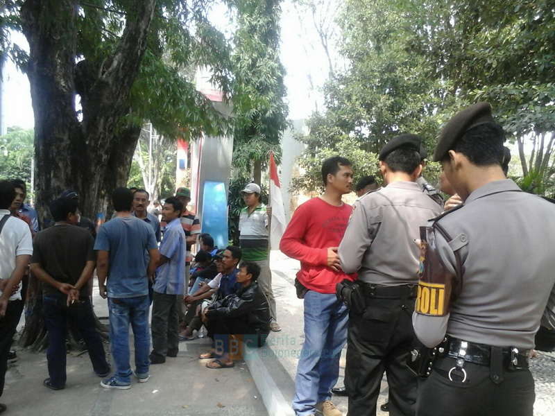 Puluhan Calon Naker PT Prisma Unjuk Rasa di Depan Pendapa Kabupaten