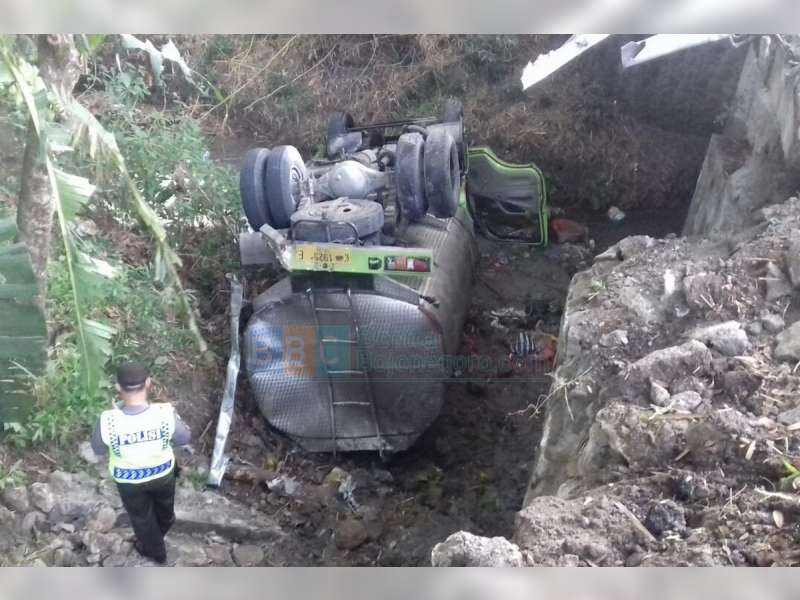 Diduga Sopir Mengantuk, Truk Tangki Air Salto ke Sungai