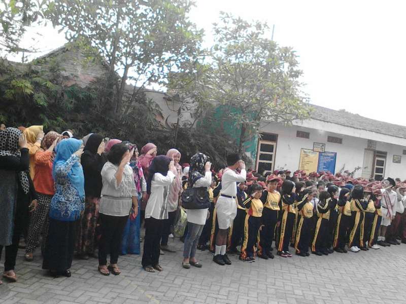 Mengantar anak Sekolah Menuju Masa Depan Gemilang