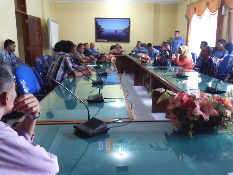 Warga Desa Sekar Minta Bupati Berhentikan Kadesnya