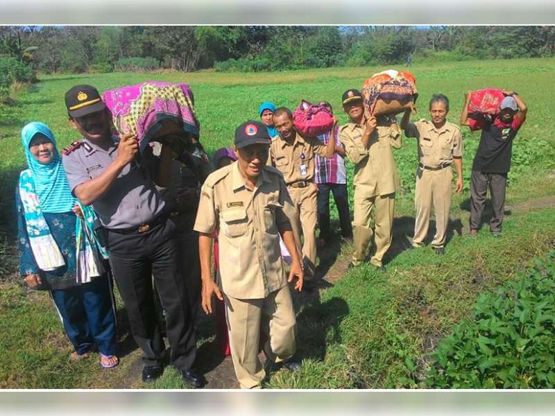 Kapolsek Kapas Bantu Seorang Ibu Angkat Boran