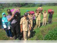 Kapolsek Kapas Bantu Seorang Ibu Angkat Boran