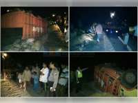 As Roda Belakang Patah, Truk Terguling Masuk Parit